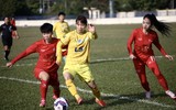 'Chiến binh' Thuỳ Trang vừa rời sân futsal đã 'quẩy' tưng bừng sân 11