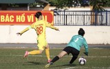 'Chiến binh' Thuỳ Trang vừa rời sân futsal đã 'quẩy' tưng bừng sân 11