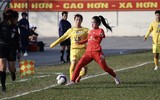 'Chiến binh' Thuỳ Trang vừa rời sân futsal đã 'quẩy' tưng bừng sân 11