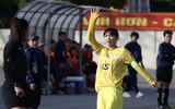 'Chiến binh' Thuỳ Trang vừa rời sân futsal đã 'quẩy' tưng bừng sân 11