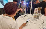 Người dùng Việt Nam xếp hàng thâu đêm chờ nhận iPhone 15 series