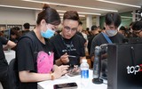 Người dùng Việt Nam xếp hàng thâu đêm chờ nhận iPhone 15 series