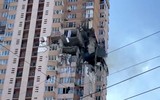 Khoảnh khắc chung cư ở thủ đô Kiev của Ukraine trúng tên lửa 