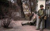 Người dân Ukraine nhận vũ khí sẵn sàng bảo vệ thủ đô Kiev