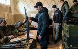 Người dân Ukraine nhận vũ khí sẵn sàng bảo vệ thủ đô Kiev