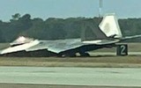 'Chim ăn thịt' F-22 Mỹ sập càng, mài thân xuống đường băng