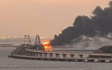 Cầu Crimea bị đánh bom khiến bốc cháy dữ dội và sập hai nhịp