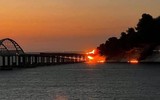 Cầu Crimea bị đánh bom khiến bốc cháy dữ dội và sập hai nhịp