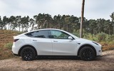 Rơi từ độ cao 80 m, gia đình 4 người trong xe Tesla Model Y vẫn sống sót thần kỳ