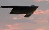 'Bóng ma bầu trời' B-2 Spirit của Mỹ bay lách qua tòa cao ốc