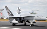 Tiêm kích F/A-18 Thuỵ Sĩ tập hạ cánh xuống đường cao tốc 