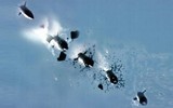 Khoảnh khắc loạt đạn chùm từ tên lửa ATACMS rơi xuống bãi biển Crimea đông người