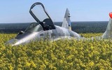 Máy bay chiến đấu MiG-29 Ukraine hạ cánh xuống cánh đồng cải dầu