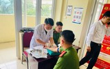 Công an quận Tây Hồ hướng dẫn người dân tích hợp thông tin sinh trắc ADN vào CSDL căn cước