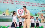 2.500 thầy cô giáo, học sinh trường Tiểu học Dịch Vọng B nghe tuyên truyền giao thông