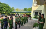 Thanh niên Công an quận Long Biên xuống phố dọn dẹp sau bão 