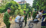 Thanh niên Công an quận Long Biên xuống phố dọn dẹp sau bão 