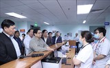 Hình ảnh Thủ tướng kiểm tra tình hình cung ứng thuốc và trang thiết bị y tế tại Hà Nội