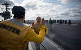 ‘Phóng ủng ra biển’ - nghi thức đặc biệt trên tàu sân bay Hải quân Mỹ
