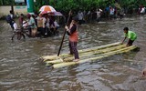 Hàng triệu người Bangladesh lóp ngóp trong nước lũ