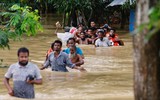 Hàng triệu người Bangladesh lóp ngóp trong nước lũ