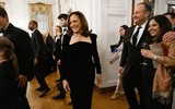 Giải mã phong cách thời trang quyền lực của bà Kamala Harris 