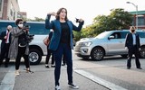 Giải mã phong cách thời trang quyền lực của bà Kamala Harris 