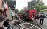 Hình ảnh lính cứu hỏa bị thương, được người dân hỗ trợ trong vụ cháy ở phố Khâm Thiên