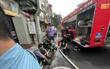 Hình ảnh lính cứu hỏa bị thương, được người dân hỗ trợ trong vụ cháy ở phố Khâm Thiên