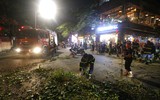 Cảnh sát cứu hộ Công an quận Thanh Xuân tiếp cận hiện trường vụ cây đổ trong đêm 