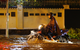 Nút giao Lý Thường Kiệt - Phan Bội Châu biến thành ‘sông’ sau trận mưa lớn