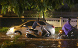 Nút giao Lý Thường Kiệt - Phan Bội Châu biến thành ‘sông’ sau trận mưa lớn