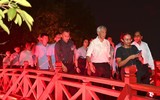 Hình ảnh Thủ tướng Lý Hiển Long giản dị, thân thiện ở phố đi bộ Hồ Gươm 