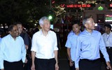 Hình ảnh Thủ tướng Lý Hiển Long giản dị, thân thiện ở phố đi bộ Hồ Gươm 