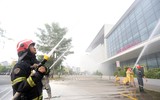 Diễn tập cứu người mắc kẹt trong đám cháy lớn ở Trung tâm thương mại