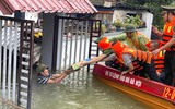 Hình ảnh đẹp cán bộ, chiến sĩ Công an huyện Chương Mỹ xung kích giúp người dân vùng lũ