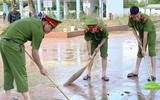 Công an huyện Chương Mỹ chung tay giúp nhân dân khắc phục hậu quả sau ngập lụt