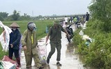 Công an Hà Nội chạy đua với thời gian, giúp người dân ứng phó lũ lụt