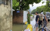 Công an Hà Nội chạy đua với thời gian, giúp người dân ứng phó lũ lụt