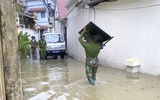 Công an Hà Nội chạy đua với thời gian, giúp người dân ứng phó lũ lụt