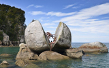 Những tảng đá kỳ lạ nặng hàng trăm tấn giữ thăng bằng qua hàng nghìn năm
