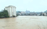 Hình ảnh lực lượng Công an dầm mình trong mưa lũ cứu người và di dời tài sản tại Hà Giang