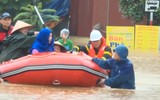 Hình ảnh lực lượng Công an dầm mình trong mưa lũ cứu người và di dời tài sản tại Hà Giang