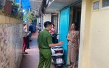 Người dân ven sông Hồng di dời tài sản và chuyển tới nơi an toàn