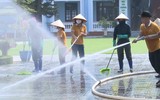 Dọn dẹp sau mưa lũ sẵn sàng đón học sinh tới trường