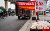 Tràn ngập vỉa hè Hà Nội: 'Giải cứu' trứng gà giá 65.000đ/30 quả