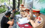Nữ Cảnh sát giao thông Thủ đô 'đội nắng' xử lý vi phạm nồng độ cồn