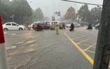  Công an Hà Nội dầm mưa hướng dẫn, phân luồng giao thông 
