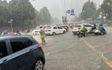  Công an Hà Nội dầm mưa hướng dẫn, phân luồng giao thông 