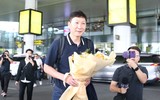 HLV Kim Sang-sik liên tục cúi chào khi đặt chân đến Việt Nam